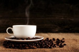 ¿El café y el té cuentan como consumo de agua?